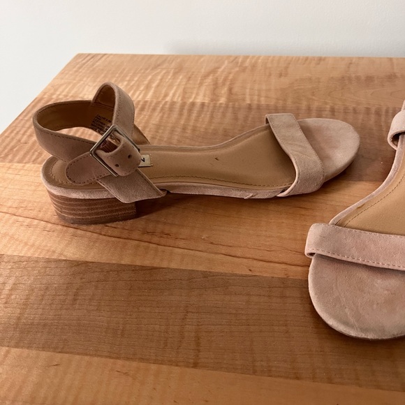 Steve Madden light pink sandal. - Picture 2 of 3